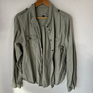 Universal‎ Thread Button Up